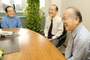 4兄弟は週1回の会議で顔を合わせていた。(左から)横川紀夫氏、横川端氏、茅野亮氏(2005年)