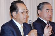 2006年に会長に復帰。MBOを発表した記者会見では「脱ファミレス」を宣言した（左が本人）