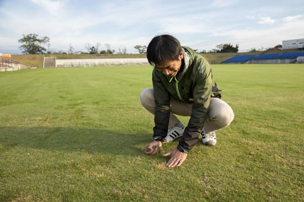ガイナーレ鳥取はスタジアムの芝の生産・管理ノウハウを生かし、耕作放棄地の再生に取り組んでいる（鳥取県米子市のチュウブYAJINスタジアム）=ガイナーレ鳥取提供