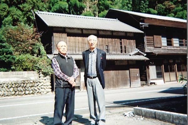 幼少期を過ごした愛媛県大保木村（現・西条市）の実家（右が本人、1998年ごろ撮影）