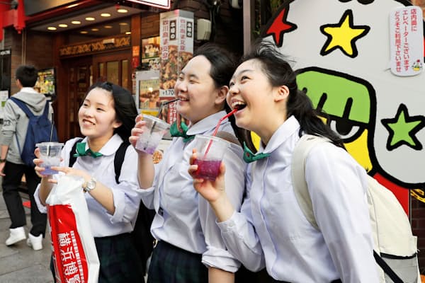 東京五輪・パラリンピックは暑さ対策が欠かせない（冷たいジュースを飲む中学生、5月16日、横浜市）=共同