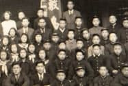 上京の際、働き口を紹介してくれた中学時代の恩師、伊藤始先生（最前列の左端）