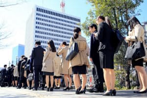 自分のキャリアをどう考えるか。大学生も社会の変化への対応が必要に(会社説明セミナーに向かう就活生)
