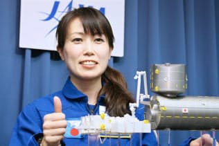 宇宙へ飛び立つのを前に飛行服姿で記者会見した山崎直子氏(2009年12月)