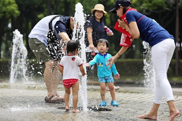 自治体は、温暖化被害の軽減策の策定が必要になった（7月3日、名古屋市の公園）