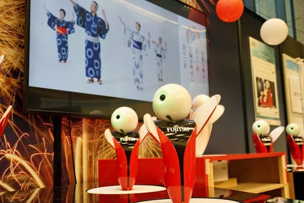 東京五輪音頭に合わせて踊る富士通のコミュニケーションロボット「ロボピン」