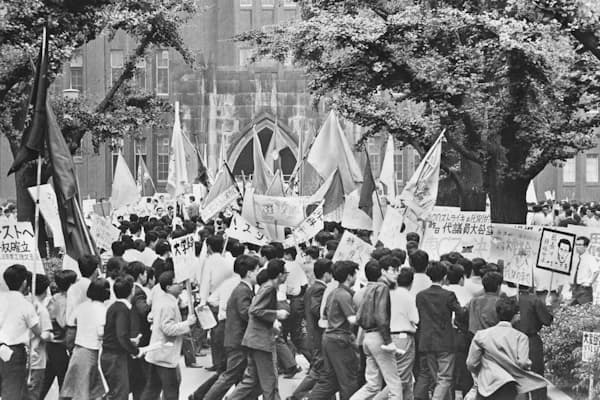 8年ぶり、ほぼ全学部がストに入った東大構内でデモをする学生（1968年6月、安田講堂前）