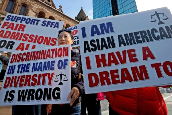 米ハーバード大学がアジア系アメリカ人を入試で不当に扱ったとして抗議する人々（10月14日、ボストン）=ロイター