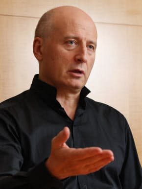 「女性指揮者を育てたい」と語るヤルヴィ氏