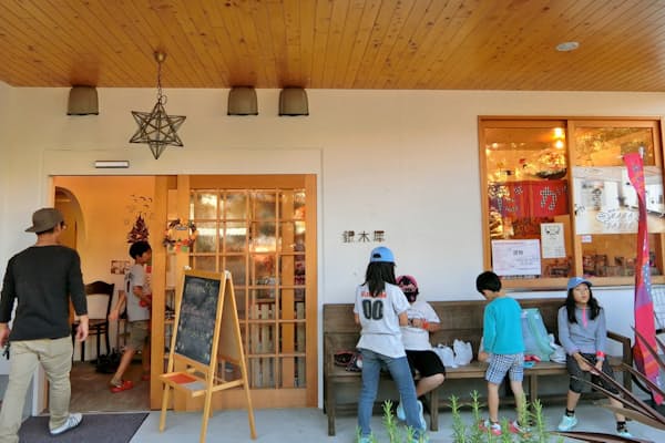 千葉県浦安市のサ高住「銀木犀（ぎんもくせい）」。玄関脇の駄菓子屋には子どもたちが頻繁に出入りしている
