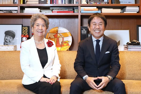 WEF名誉会長の尾原蓉子氏（左）とビームスの設楽洋社長