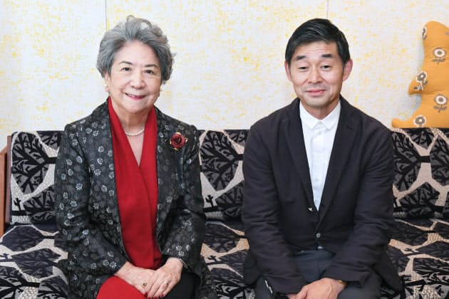 対談に臨むWEF名誉会長の尾原蓉子氏（左）とデザイナーの皆川明氏