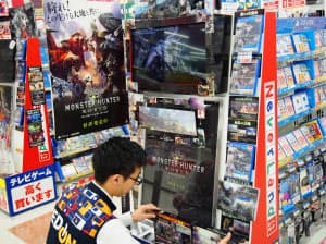 モンハンワールドの特設コーナーを設ける家電量販店は多い(大阪市のエディオンもりのみや店)