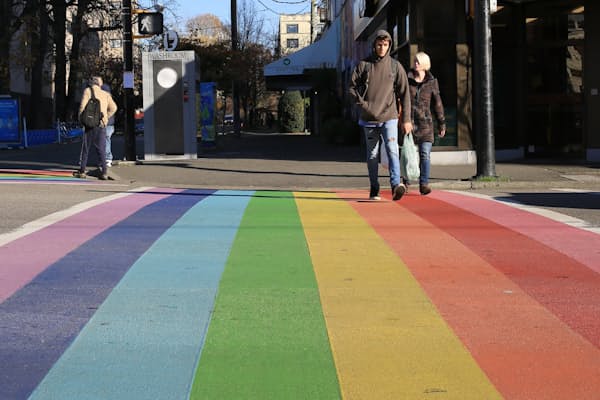 多様性を象徴する「レインボーフラッグ」は、LGBT（性的少数者）の権利と尊厳を訴える旗印。海外では、その虹色を横断歩道にしているところも（カナダ・バンク―バーで）
