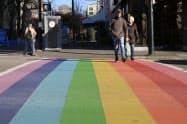 多様性を象徴する「レインボーフラッグ」は、LGBT(性的少数者)の権利と尊厳を訴える旗印。海外では、その虹色を横断歩道にしているところも(カナダ・バンク―バーで)