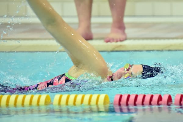 水泳教室で泳ぐ千葉すず（2018年12月、堺市の市立健康福祉プラザ）