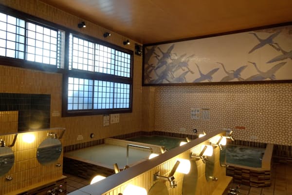 鶴をモチーフにしたタイル絵と障子窓がモダンな浴場（東京都新宿区の万年湯）