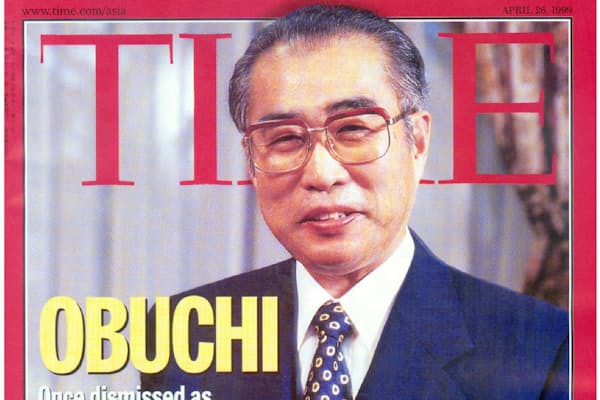 1位、「タイム」の表紙を飾ったピザを手にする小渕首相（1999年4月）=共同