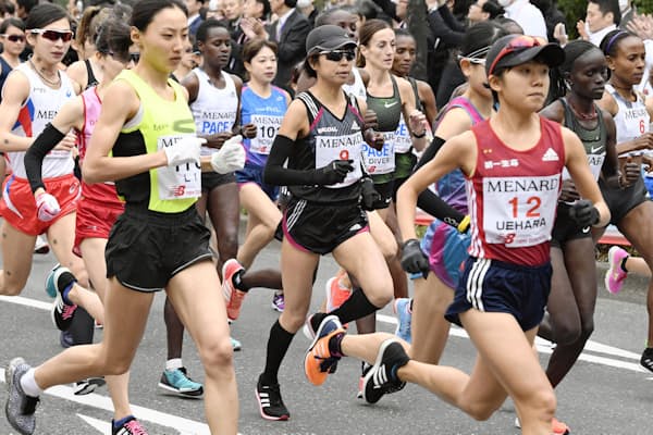 名古屋ウィメンズマラソンでスタートする福士加代子選手（中央）たち（共同）