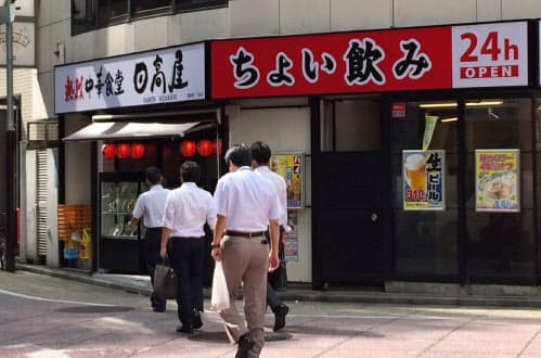 「ちょい飲みできる店」を強調した「赤日高」（東京都新宿区、日高屋西新宿1丁目店）