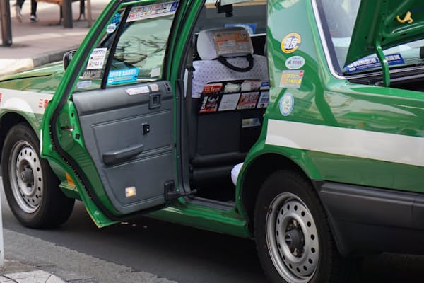 日本のおもてなし文化の象徴とも言えるタクシーの自動開閉ドア