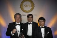 サントリースピリッツのウイスキーは相次いで世界的な受賞を果たした(トロフィーを持つ輿水氏、写真左)