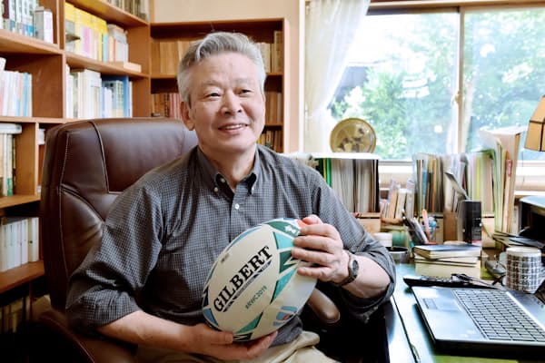 後藤さんが数多くの著作を書き継いできた書斎で（2019年6月、京都府八幡市）