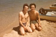 大学時代の友人と写る石川氏(右)