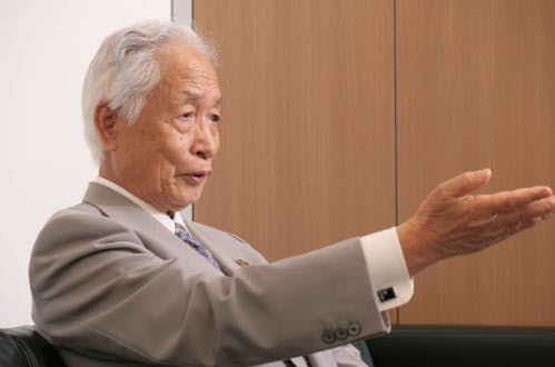 小長啓一氏 1953年岡山大法文卒、通産省入省、70年企業局立地指導課長、71年田中角栄通産相秘書官、72年田中首相秘書官、82年産業政策局長、84年通産省事務次官。91年アラビア石油社長。