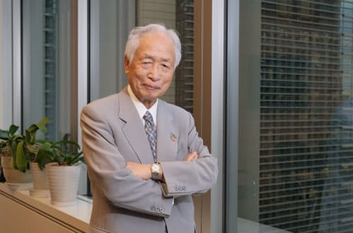 小長啓一氏 1953年岡山大法文卒、通産省入省、70年企業局立地指導課長、71年田中角栄通産相秘書官、72年田中首相秘書官、82年産業政策局長、84年通産省事務次官。91年アラビア石油社長。