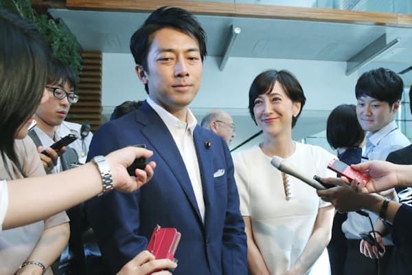 安倍首相に結婚を報告する小泉進次郎氏(左)と滝川クリステルさん。ノータイスタイルがキマっている