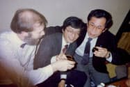 英国人技術者と酒を飲み、コミュニケーションを取った(右端が貴島氏)