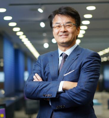 健康法を聞くと「よく寝ることです。接待があっても午後9時半には帰ります」。スポーツはゴルフとテニスが好き。「今も会社のテニス部長をやっています。社員の結婚式に参加したら、出席者リストの私の肩書はテニス部の部長でした」