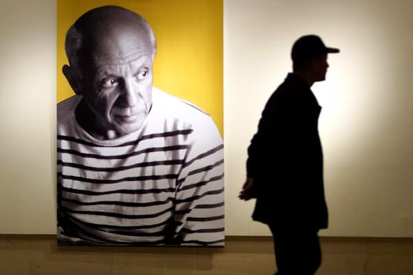 2001年、中国の美術館で展示されたパブロ・ピカソの肖像。トレードマークのバスクシャツを着ている=ロイター