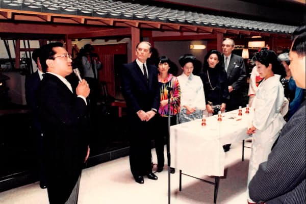 「能登渚亭」の開業式にはピエール・カルダン氏（左からも2人目）を招いた。左端が本人