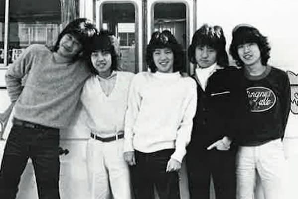 助っ人のつもりでレイジーに加入（1977年のデビュー当時、左から2番目が本人）