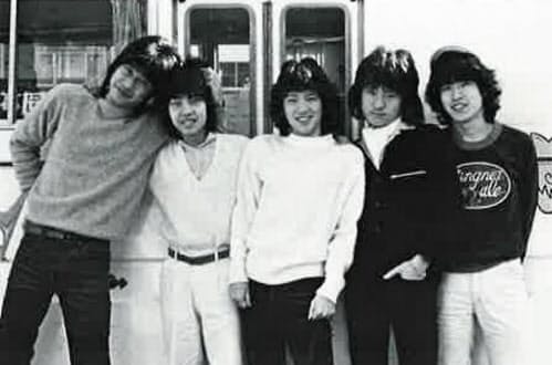 助っ人のつもりでレイジーに加入した（1977年のデビュー当時、左から2番目が井上氏）