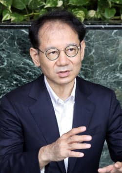 「東大にいきゃいいってもんじゃないだろと論争が起こり、東大受験者自体が減った」と振り返る