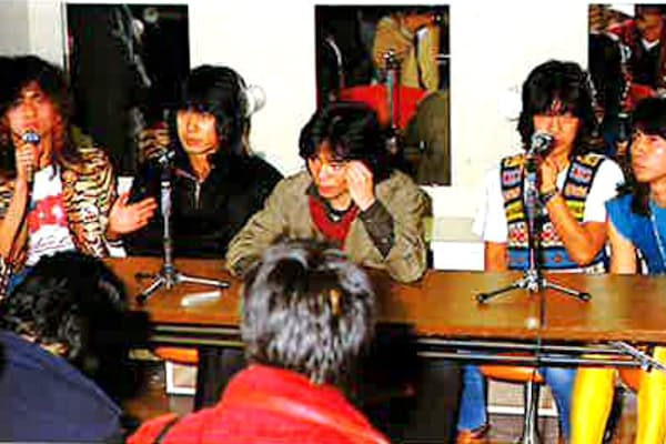 1981年2月18日に解散宣言をして、記者会見に臨んだ（右から2番目が井上氏）
