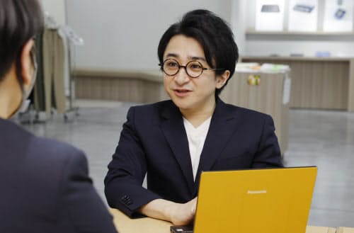 ビジネスの知識やノウハウの多くは本から得たという。1年に100冊は読破するが、ストレス解消も読書だ。この場合は小説を読み、非日常生活を味わう。歩くことを諦めてはいないが、小説の世界だと走ることも飛ぶことも自由自在だ