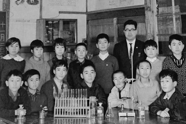 小学校時代は科学クラブに所属した（前列左端が川口氏）