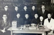 中学の理科研究部では固体燃料ロケットの燃焼実験もした(上段左端が川口氏)