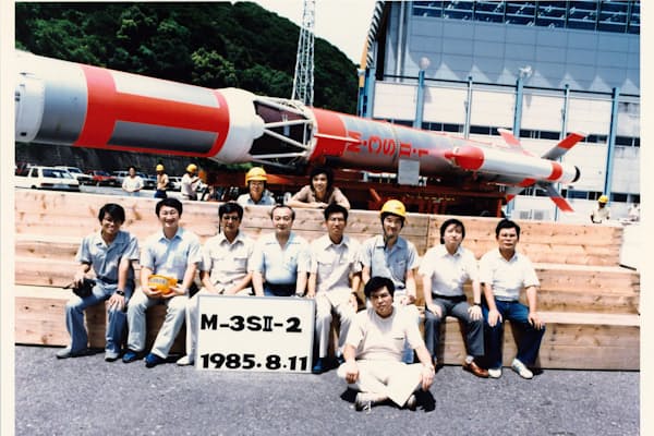 大学院時代からM3S-II型ロケットの開発に取り組んだ（左から2番目が川口氏）