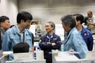 はやぶさからの電波が消え、7年間の運用が終わった(中央が川口氏)=JAXA提供