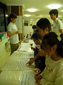 「ポピンズアフタースクール一番町」でハンドベルの練習をする子どもたち（東京都千代田区）