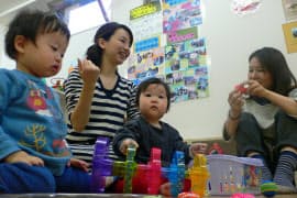 子どもを遊ばせながら、顔なじみの母親同士で会話も楽しむ（横浜市の「おやこの広場びーのびーの」