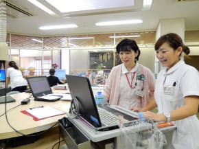 仲山さんは二人の男の子を育てながらホスピス病棟で働いている(静岡県浜松市の聖隷三方原病院)