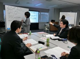 シニア社員の活性化策を議論する企業の人事担当者（東京都新宿区、中央職業能力開発協会の人事担当者セミナー）