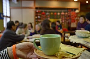 川越市の「オレンジカフェ」では多くの地域住民も参加し会話を楽しむ