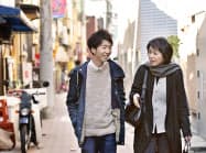 商店街を一緒に歩く松岡宗嗣さん(左)と母の成子さん（東京都杉並区）